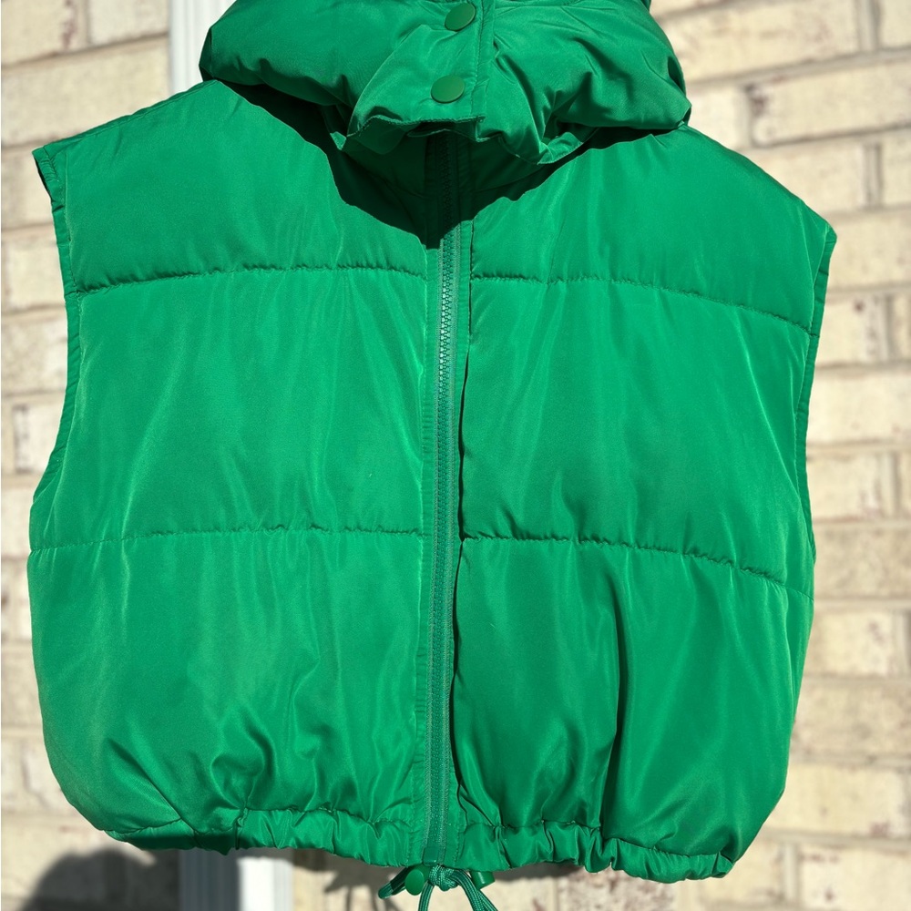Urban Outfitters kelly green small S cropped down puffer vest jacket gilet